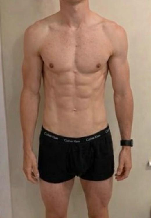 Después de la transformación física: hombre adulto de frente en interior, con ropa interior negra.